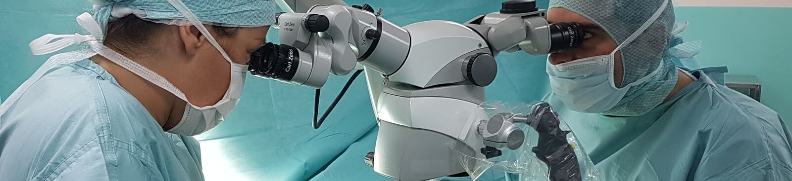 Intervention de microchirurgie de la main au bloc opératoire